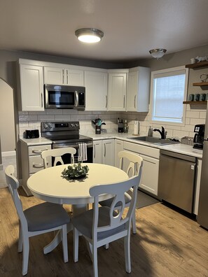 冷蔵庫、電子レンジ、オーブン、コンロ