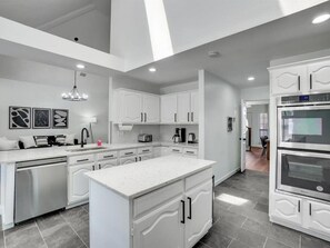 ثلاجة، ميكروويف، فرن، موقد طهي مسطح