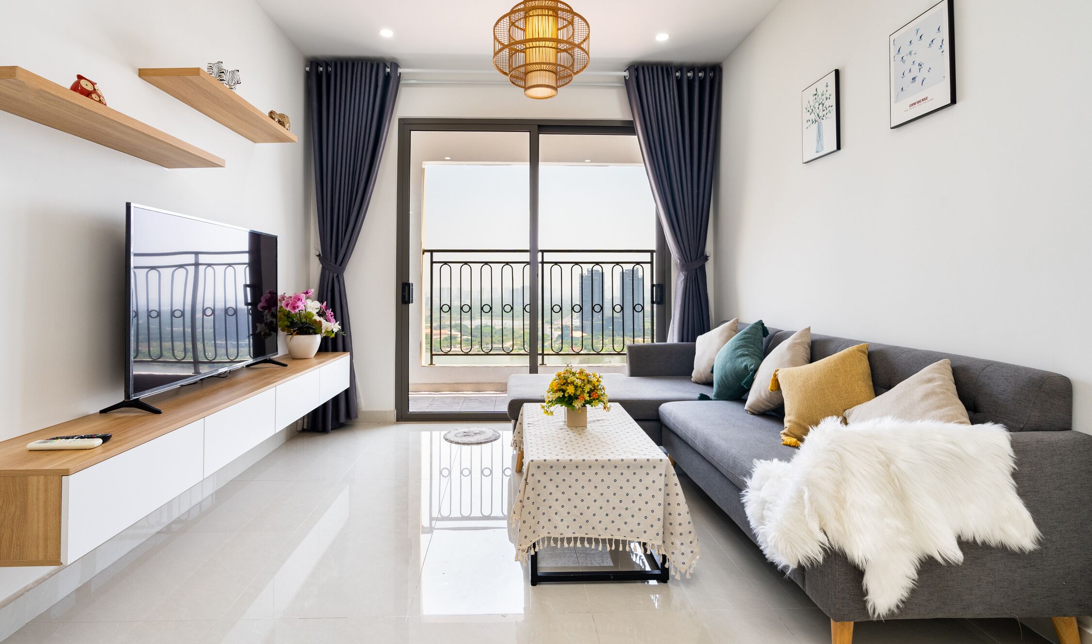 奢华公寓, 2 间卧室, 河景 | 客厅 | 55-英寸智能电视 （配备有线频道）、电视