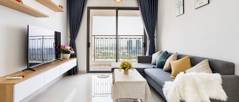 Departamento de lujo, 2 habitaciones, vista al río | Sala de estar | Smart TV de 55 pulgadas con canales por cable y televisión