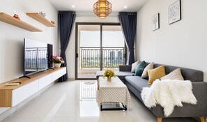 55-inch Smart TV with cable channels, TV - Saigon Royal Apartment - MM Home (Ho Chi Minh City)