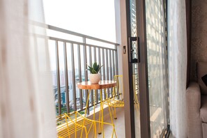 Apartamento de lujo, 2 habitaciones, vistas al río | Terraza o patio
