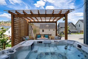 Hot Tub - Welcome to Déjà Blue at The Lookout at Lake Chelan (Chelan)