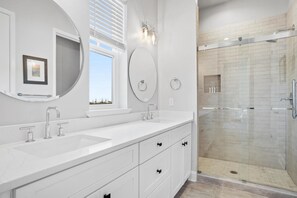 Combined shower/tub, towels