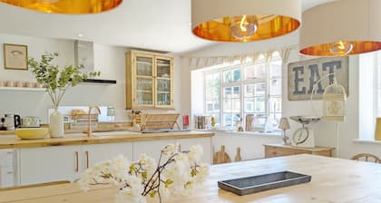 A country house that sleeps 18 guests in 7 bedrooms