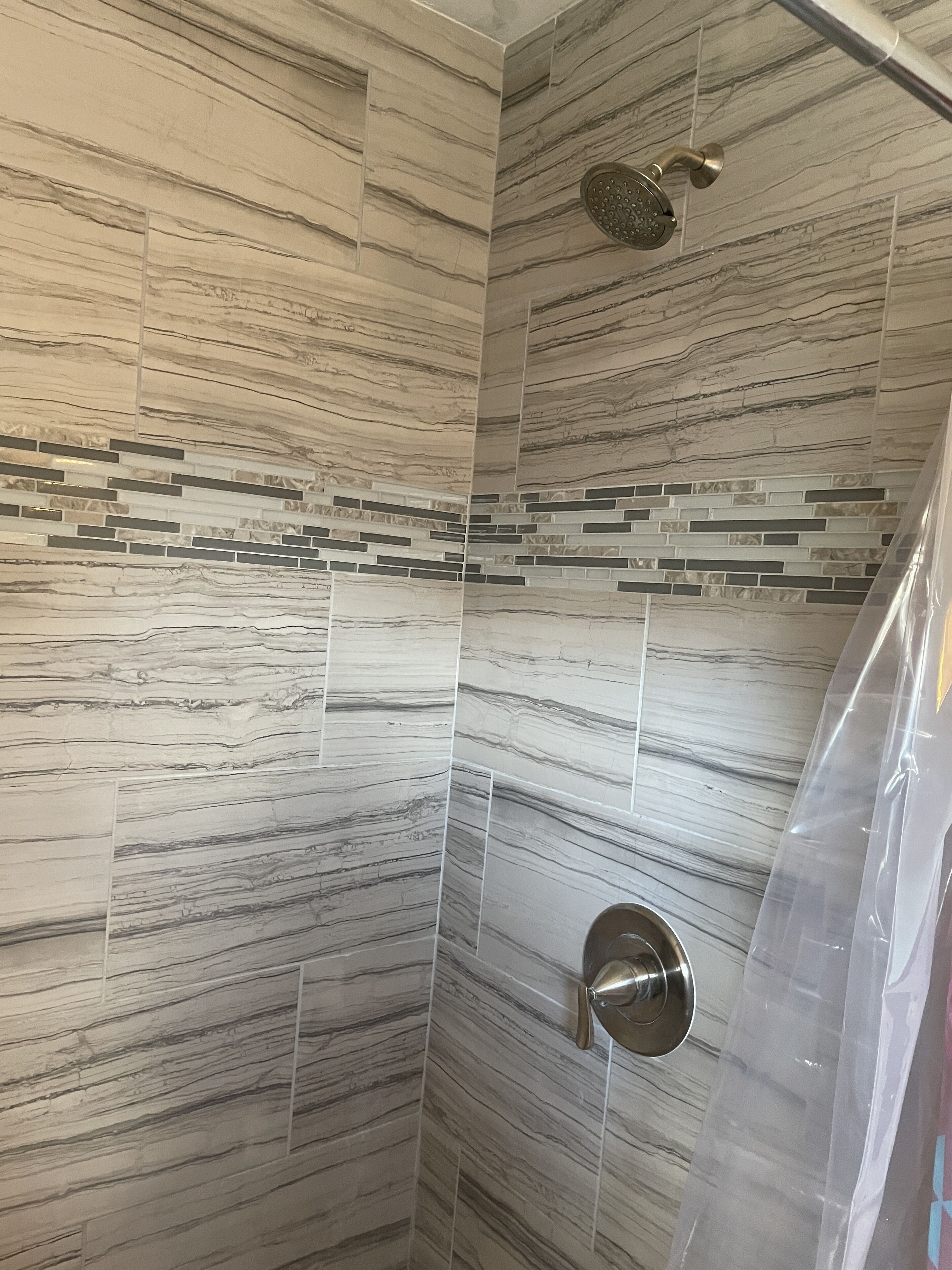 Badewanne, Haartrockner, Handtücher, Seife