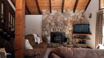 Smart TV, videogames, DVD player, pebolim