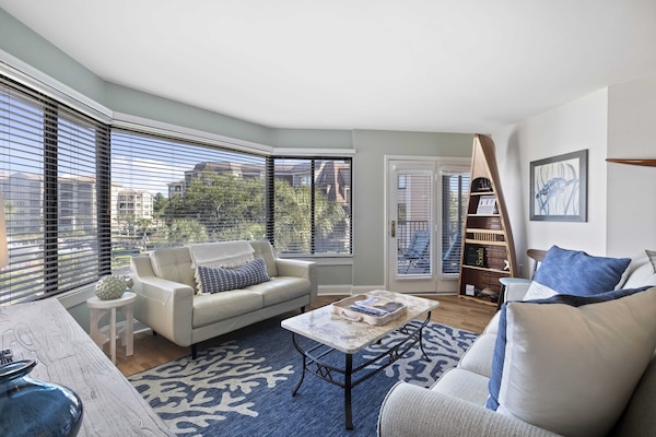 Welcome Aboard Jim's Yacht Club Villa, Matey! Cozy Decor with lots of light!