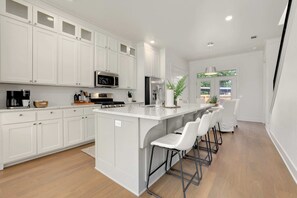 Fridge, microwave, oven, stovetop - The Truvy - 2.5 mi to UofA and DT Fayetteville (Fayetteville)