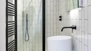 Douche, sĂšche-cheveux, serviettes fournies