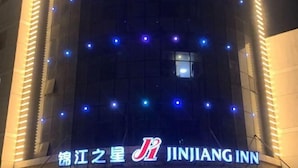 Un edifici amb indicadors il·luminats per Jinjiang Inn.