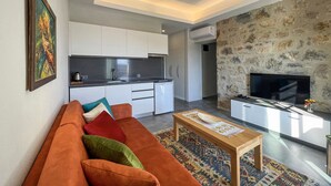 Family Suite | Living area | TV - Dadya Bora Hotel (Datça)