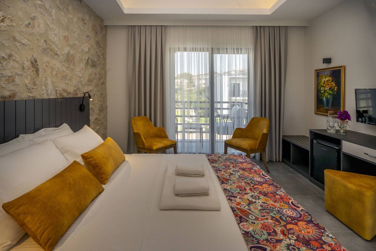 Premium bedding, minibar, in-room safe, rollaway beds (surcharge)