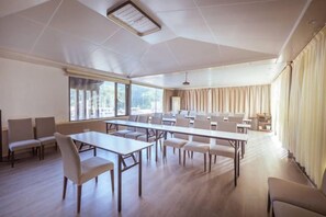 A conference room with a long table and chairs, large windows, and a ceiling light fixture. - Shenzhen Maoxiang Hotel (Wutongshan Scenic Area) (Shenzhen)