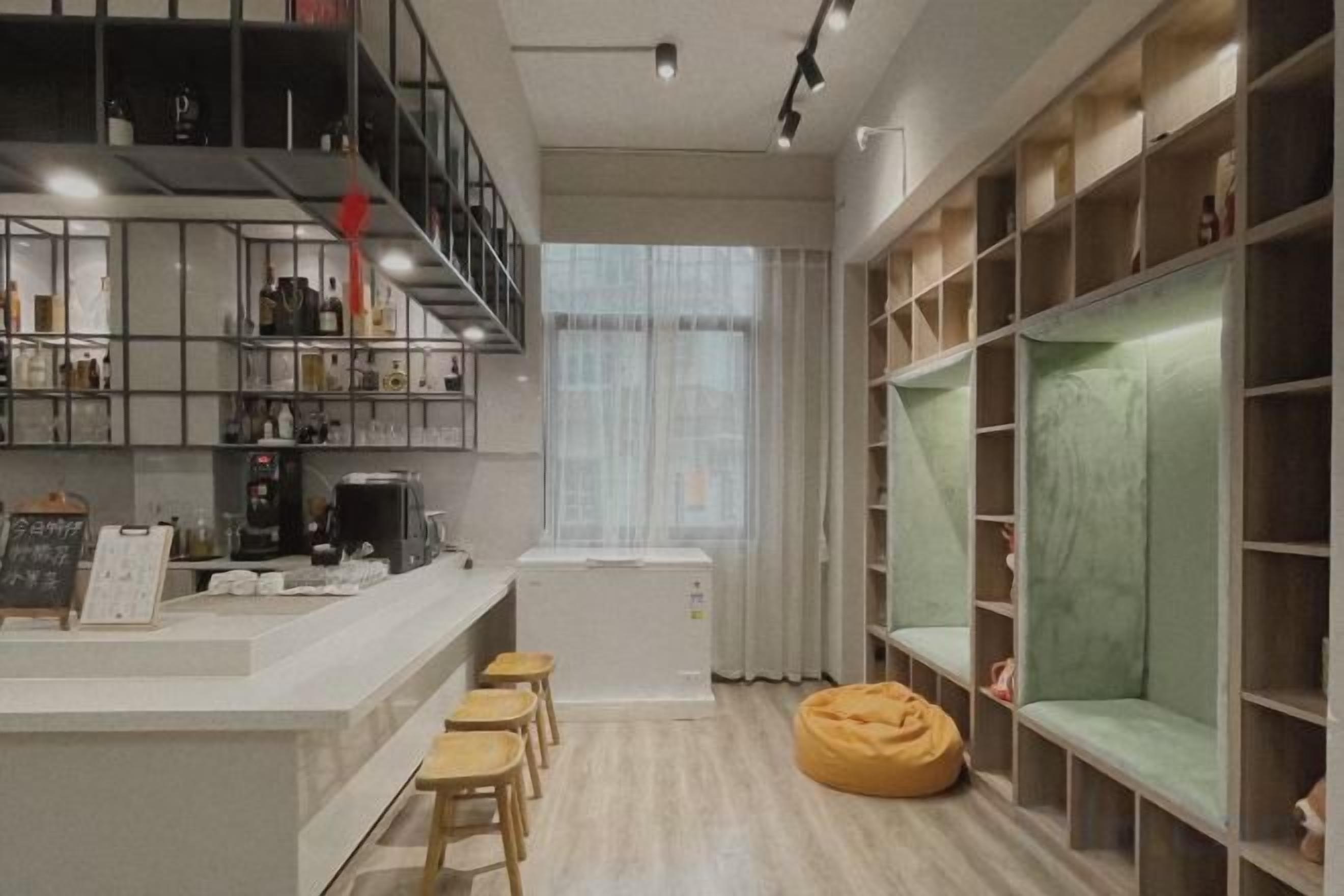 Eine moderne Küche mit Bar, Holzböden und einer Sitzecke mit Sitzsack.