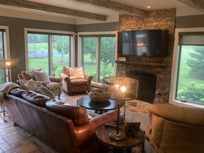 تلفزيون، مدفأة، ألعاب فيديو، تنس طاولة