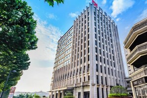 A tall, modern hotel with a vertical facade and a prominent entrance. - Borrman Hotel (Chongqing Ronghui Peninsula) (Chongqing)