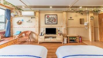 Quarto com duas camas, televisão, armário de madeira, cadeira e janela com cortinas.