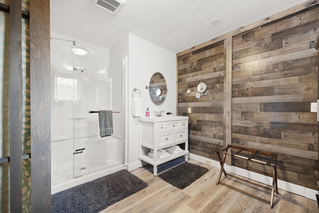 シャワー、ヘアドライヤー、タオル、石鹸