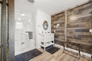 Regadera, secadora de cabello, toallas, jabón