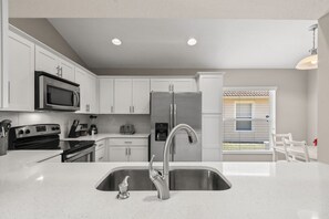 Private kitchen - Newly renovated near Disney w/ private pool (Davenport)