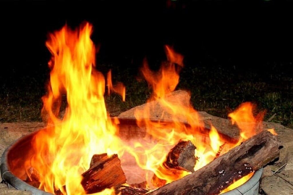 Una fogata con leños ardiendo.