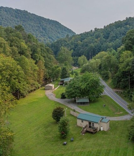 Creek Life Cottage is a place where you can relax and unwind on the creek.