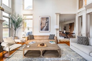 Fernseher, Kamin, Tischfußball, Bücher