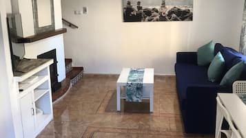 Una Smart TV, una chimenea, libros