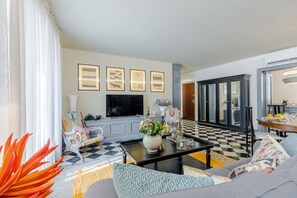 TV - Smart and Luxury 2 bedrooms 2 bathrooms first floor apartment centrally located inside the walls of Lucca (Lucca)