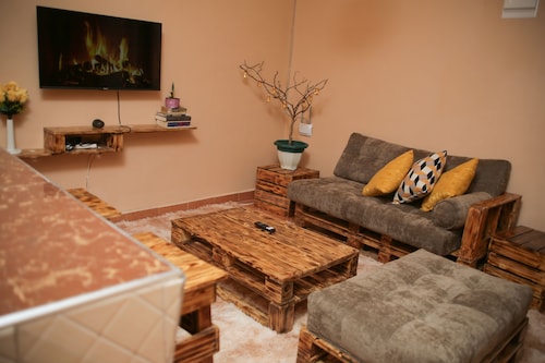 Cozy, Rustic, One bedroom condo 5 minutes from CBD