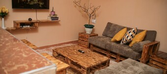 Cozy, Rustic, One bedroom condo 5 minutes from CBD