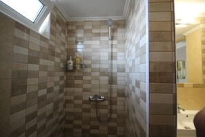 Deluxe Apartment | Bathroom