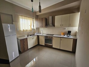 Deluxe Apartment | Private kitchen | Fridge, oven, stovetop, coffee/tea maker - Christa's Home near ATH Airport (Markopoulo Mesogaias)
