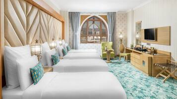 Una cassaforte in camera, una scrivania, ferro/asse da stiro