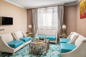 Cofres nos quartos, escrivaninha, ferros/tábuas de passar roupa