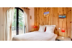 4 bedrooms, desk, iron/ironing board, travel crib