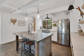 Réfrigérateur, four à micro-ondes, un four, surface de cuisson