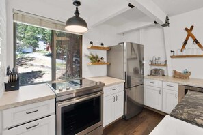 ثلاجة، ميكروويف، فرن، موقد طهي مسطح