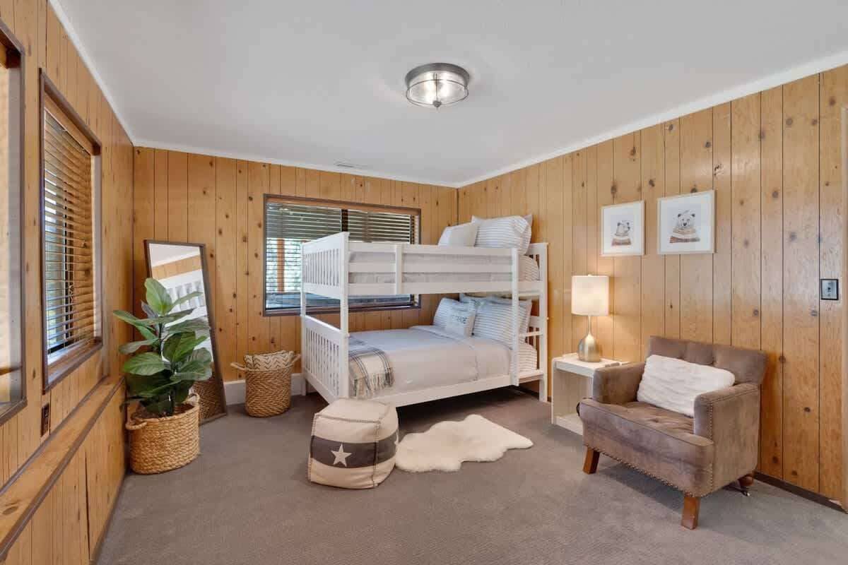 4 bedrooms, iron/ironing board, travel cot, WiFi