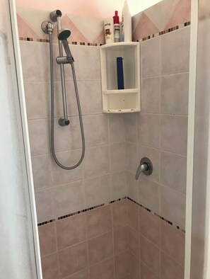 Baignoire, baignoire à jets, sèche-cheveux, bidet