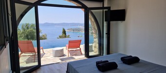 Exceptional villa with 180° sea view - 500 m from the beach - Heated pool - Spa