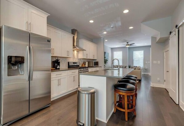 Fridge, microwave, stovetop, dishwasher