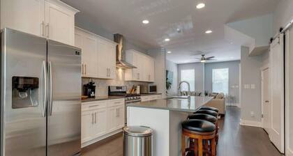 New Townhome 5 mins to Broadway Sleeps 8