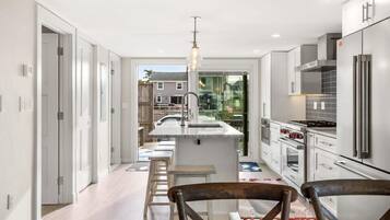 KĂŒhlschrank, Mikrowelle, Ofen, Herdplatte