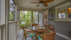 屋外ダイニングエリア