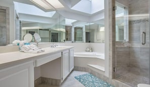 Combined shower/tub, jetted tub, towels