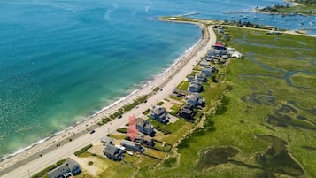 Ubicación cercana a la playa y toallas de playa