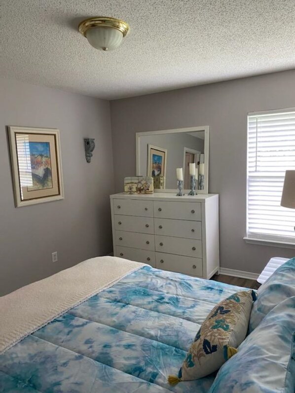4 bedrooms, iron/ironing board, bed sheets
