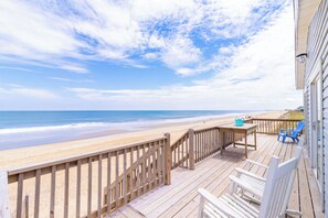 Un pont de fusta amb vista a la platja i l'oceà.